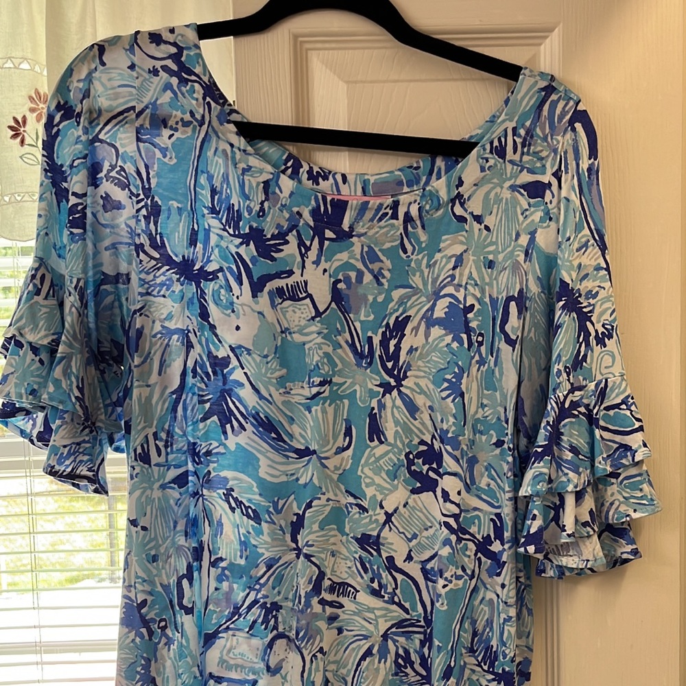 Large Lilly Pulitzer top play condition due to tiny holes on bottom of front